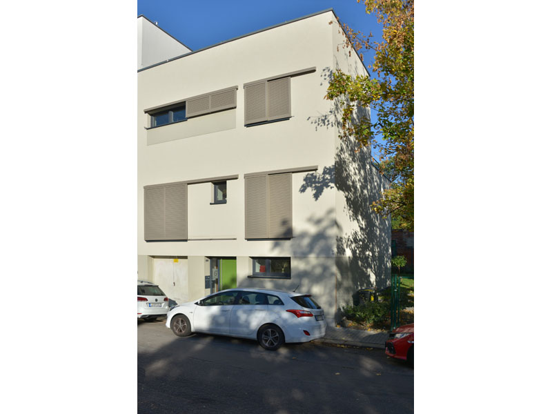 Foto 1 - Lückenschluss straßenbegleitend, Bauen eines Hauses am Fußwegrand
