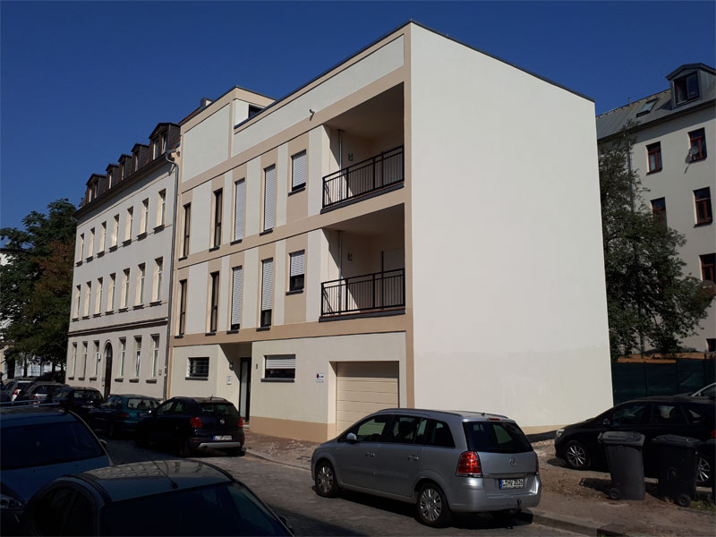 Foto 2 - Lückenschluss straßenbegleitend, Errichtung eines Hauses am Fußwegrand