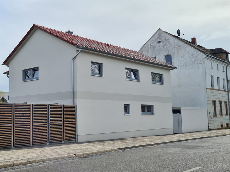 Foto 3 - Lückenschluss straßenbegleitend, Neubau eines Hauses am Fußwegrand
